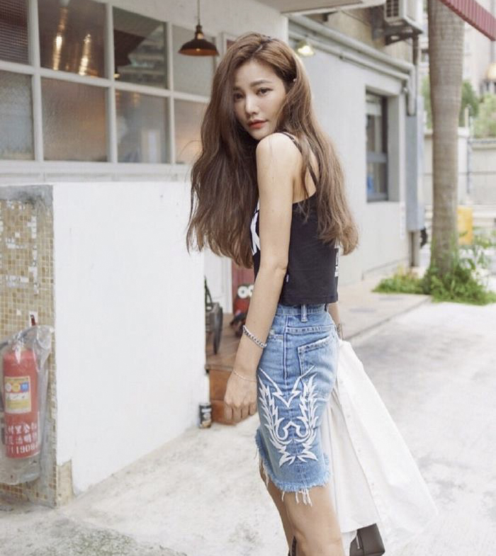 youthful-taiwanese-woman-mother-sisters-lure-fayfay-sharon-hsu-014