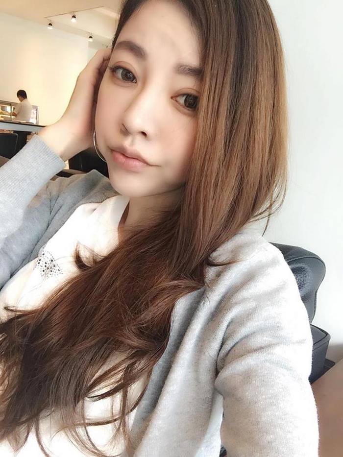 youthful-taiwanese-woman-mother-sisters-lure-fayfay-sharon-hsu-006