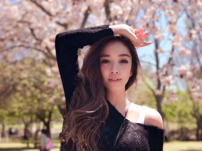 youthful-taiwanese-woman-mother-sisters-lure-fayfay-sharon-hsu-11