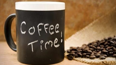 Όσοι πίνουν καφέ ζουν περισσότερα χρόνια, σύμφωνα με μελέτες