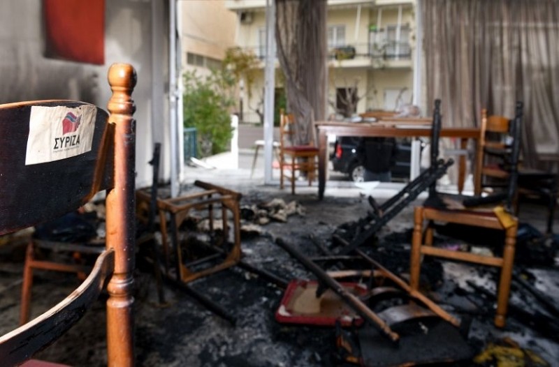 Άγνωστοι επιτέθηκαν με γκαζάκια στα γραφεία του ΣΥΡΙΖΑ στο Ίλιον! (Photo)