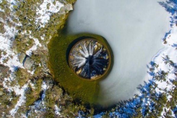 Μυστηριώδης καταρράκτης μέσα σε λίμνη δημιουργεί απίστευτο θέαμα