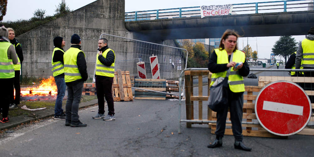 Μία νεκρή και πάνω από 400 τραυματίες στις διαδηλώσεις των «κίτρινων γιλέκων» στη Γαλλία