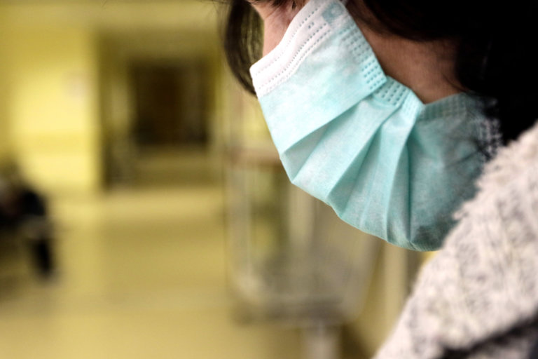 Θερίζει ο ιός της γρίπης: Θετικά τα μισά δείγματα στην Κρήτη – Νεκρή γυναίκα στη Λαμία!