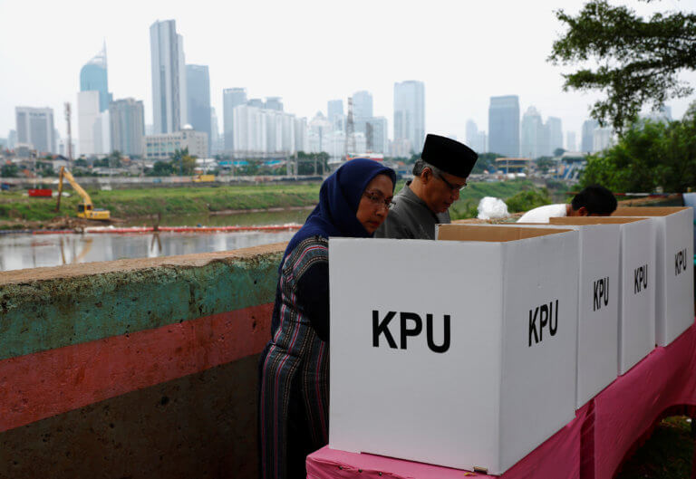 Απίστευτο! Πάνω από 270 εκλογικοί υπάλληλοι στην Ινδονησία πέθαναν μετρώντας ψήφους