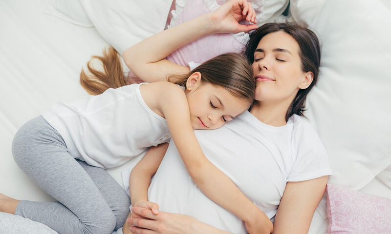 Νέοι γονείς: Για πόσα χρόνια χάνουν τον ύπνο τους