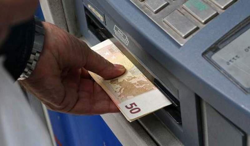 Άναυδοι έμειναν οι πολίτες όταν ATM άρχισε να πετά χρήματα με το τσουβάλι