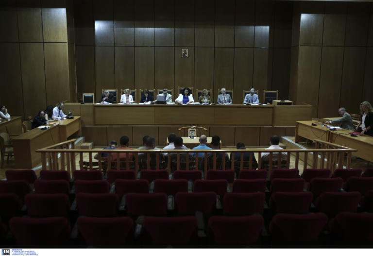 Δίκη Χρυσής Αυγής: Μετατροπή των κατηγοριών σε πλημμέλημα ζήτησε η εισαγγελέας
