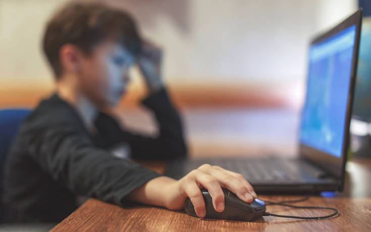 Μεγάλος «πονοκέφαλος» για τους γονείς ο εθισμός των παιδιών τους στο ίντερνετ