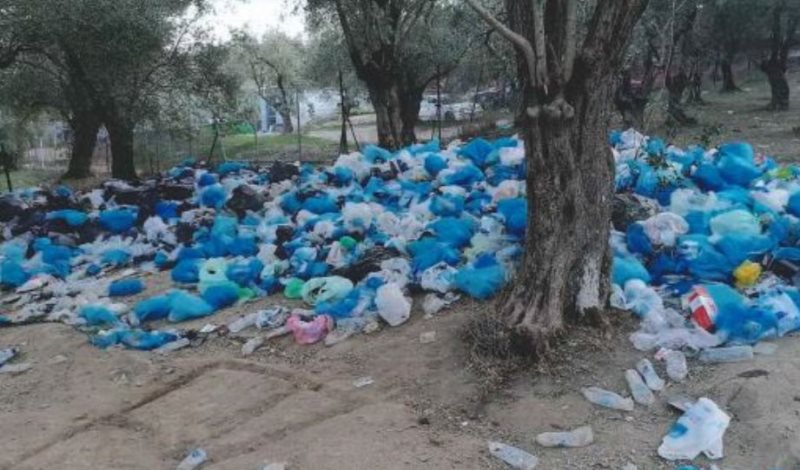 Σοκάρουν οι φωτογραφίες από τη Μόρια: Υγειονομική βόμβα με νεκρά ζώα, σκουπίδια και λύματα