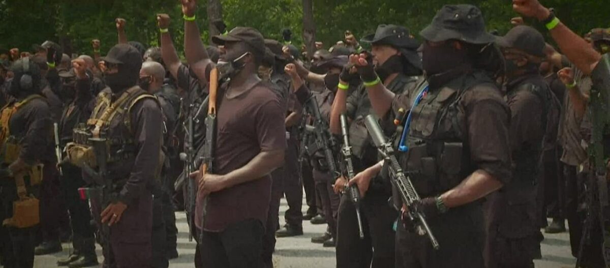 ΗΠΑ: Μαύροι αριστεροί υποστηρικτές του Τ.Μπάϊντεν βαριά οπλισμένοι παρελαύνουν και προκαλούν τους λευκούς (βίντεο)