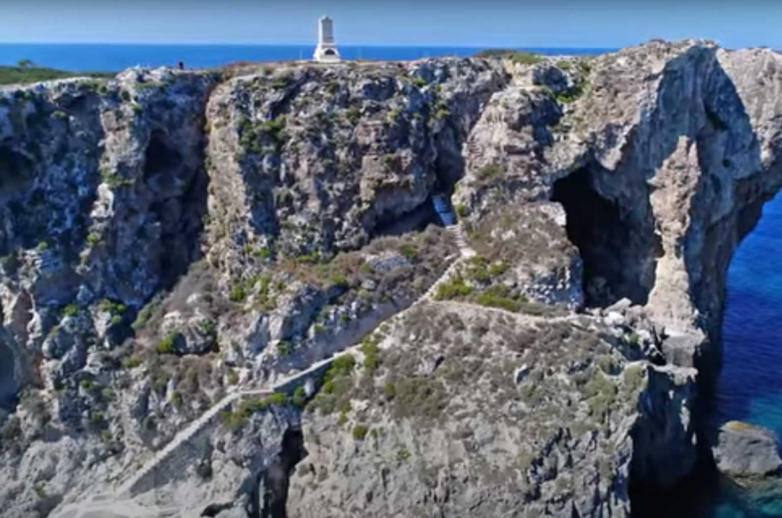 Τσιχλί Μπαμπά: Το “κατακόρυφο” ελληνικό νησί όπου είναι θαμμένοι Γάλλοι και ο ανιψιός του Ναπολέοντα