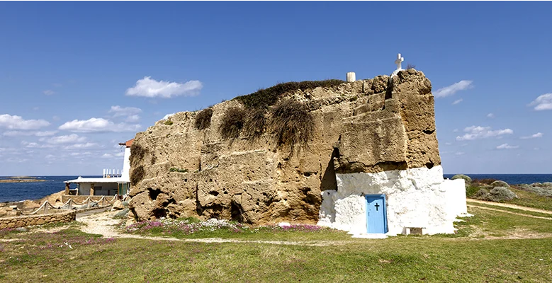 Το υπόσκαφο εκκλησάκι που έχει σκαλιστεί πάνω στο βράχο