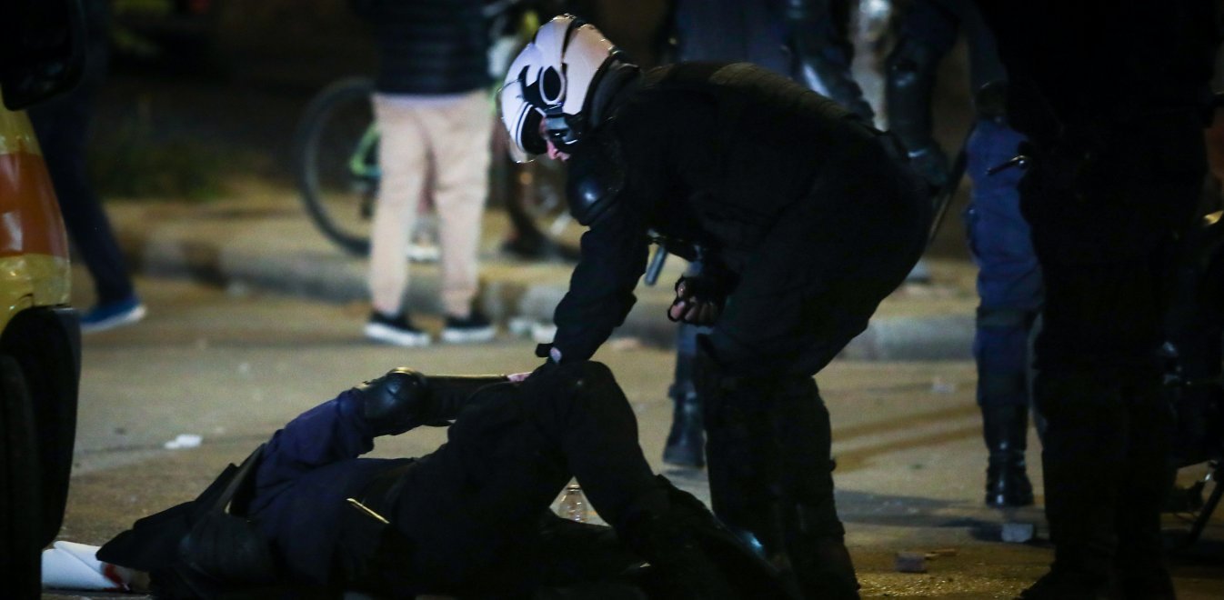 Νέα Σμύρνη - Βίντεο: Κρεσέντο βίας κατά αστυνομικού από «διαδηλωτές» κατά της βίας