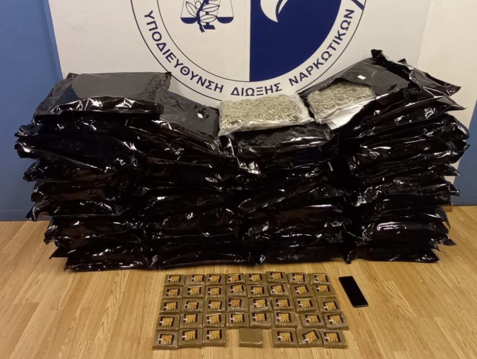 Πάτρα: Προσπάθησε να περάσει 58 κιλά ναρκωτικά μέσα σε… κούτες από πλακάκια! (pics)
