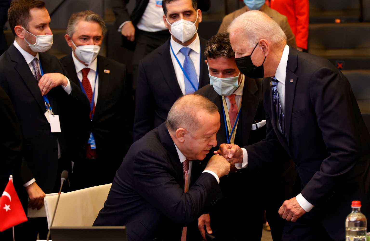 Σύνοδος ΝΑΤΟ: Η φωτογραφία Ερντογάν – Μπάιντεν που κάνει χαμό στα social media