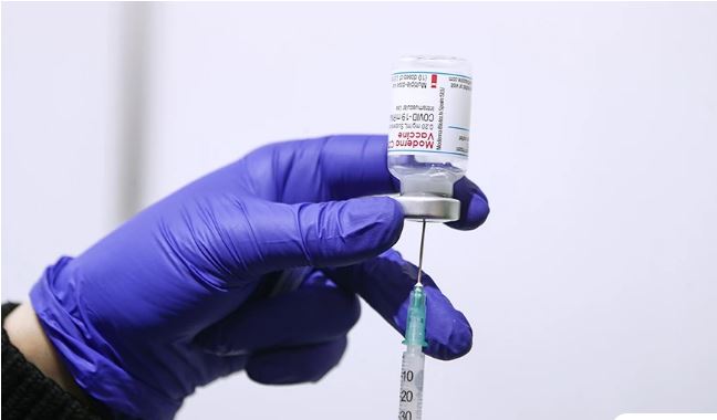 Αξιωματούχος EMA: Να σταματήσει η χορήγηση εμβολίων AstraZeneca και στους άνω των 60 ετών
