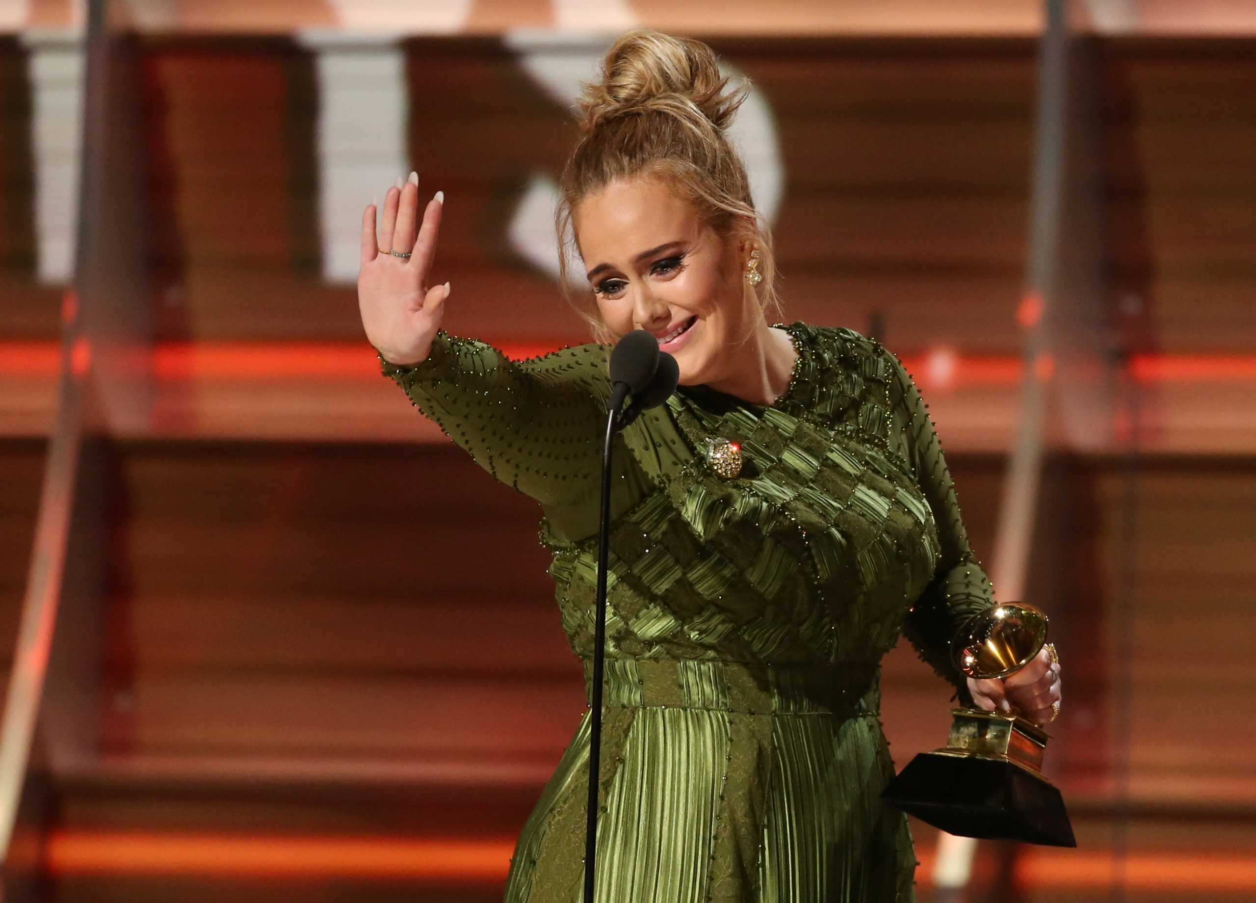Adele: Έκανε διπλή πρωτιά στα βρετανικά τσαρτ
