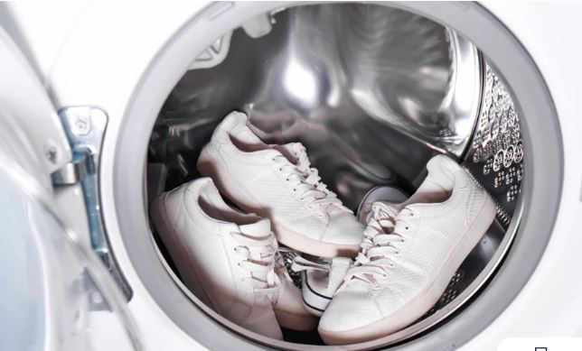 Τι θα συμβεί αν βάλετε τα παπούτσια σας στο πλυντήριο