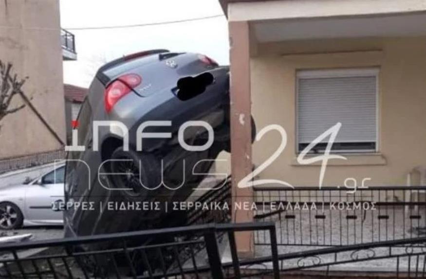 Σέρρες: Τρομακτικό τροχαίο – Αυτοκίνητο κρεμάστηκε σε φράχτη