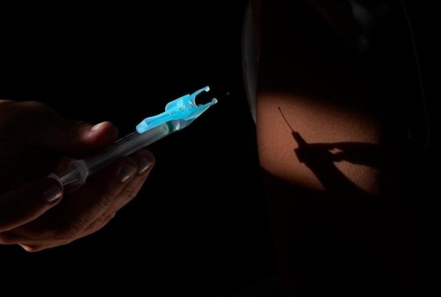 Κορονοϊός: Οι περισσότερες παρενέργειες των εμβολίων τελικά δεν προκαλούνται από τα σκευάσματα – Αποκαλυπτική έρευνα του Harvard