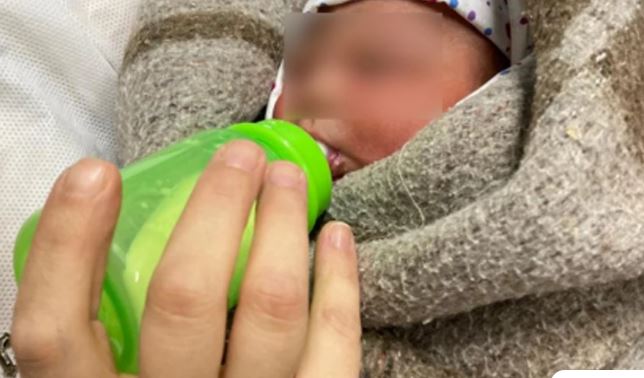 Νεογέννητο κοριτσάκι βρέθηκε εγκαταλελειμμένο σε συσκευασία για αβγά στους -20 βαθμούς Κελσίου