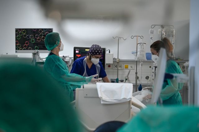 Κοροναϊός – Εκρηξη εισαγωγών στα νοσοκομεία – Αυξήθηκαν κατά 18% οι ασθενείς ηλικίας 4-18 ετών