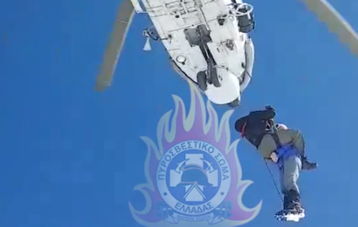 Άρτα: Βίντεο από τη διάσωση πυροσβέστη με Super Puma στους -19°C