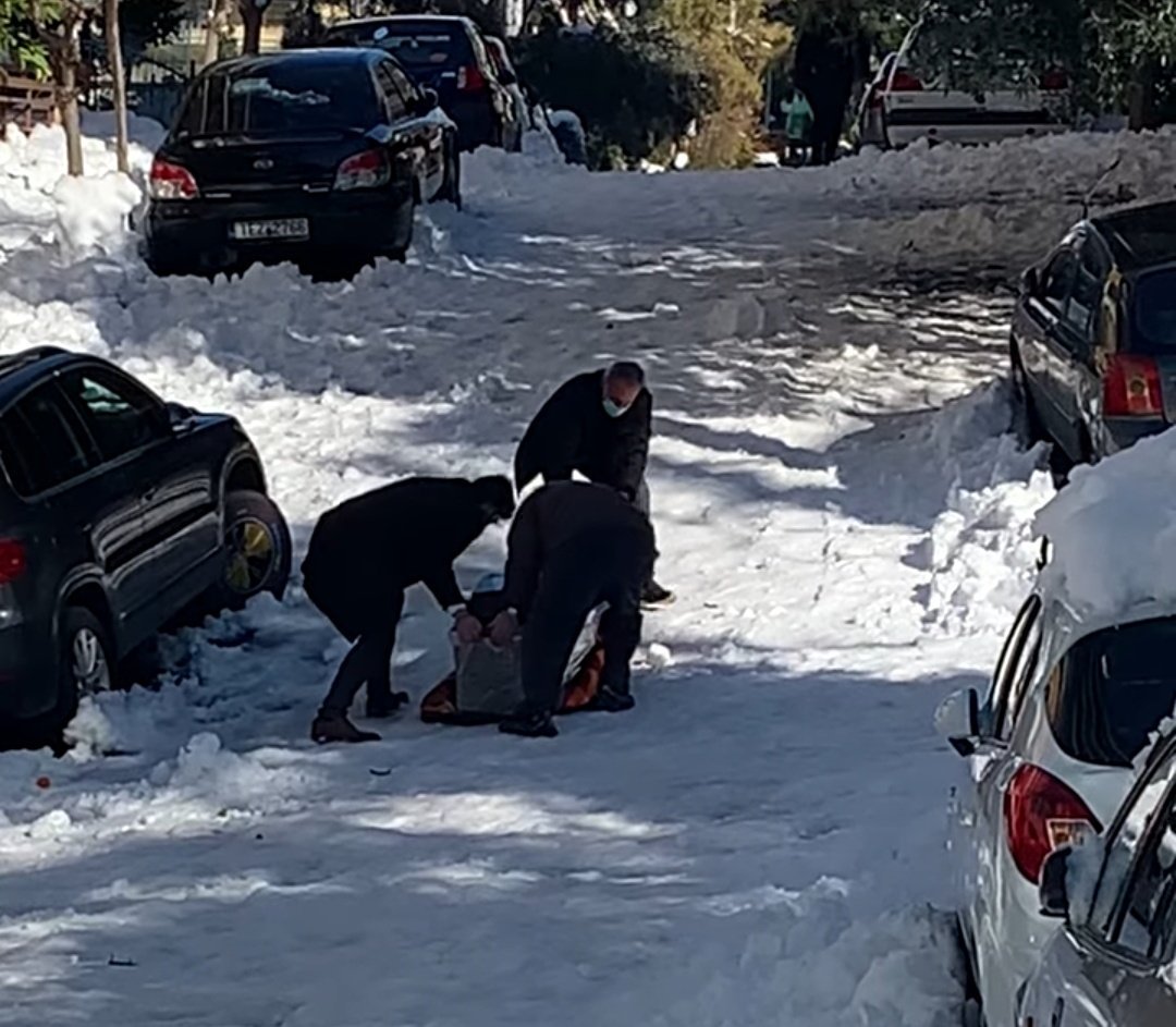 Ζωγράφου: Σοκαριστική μαρτυρία για το περιστατικό με το φέρετρο που το έσερναν στα χιόνια – Τι απαντά ο δήμαρχος