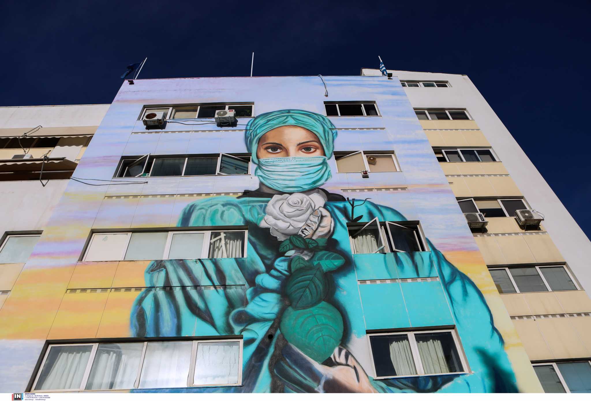 Συγκλονίζει το γκράφιτι στο Τζάνειο: Η νοσηλεύτρια με το λευκό τριαντάφυλλο