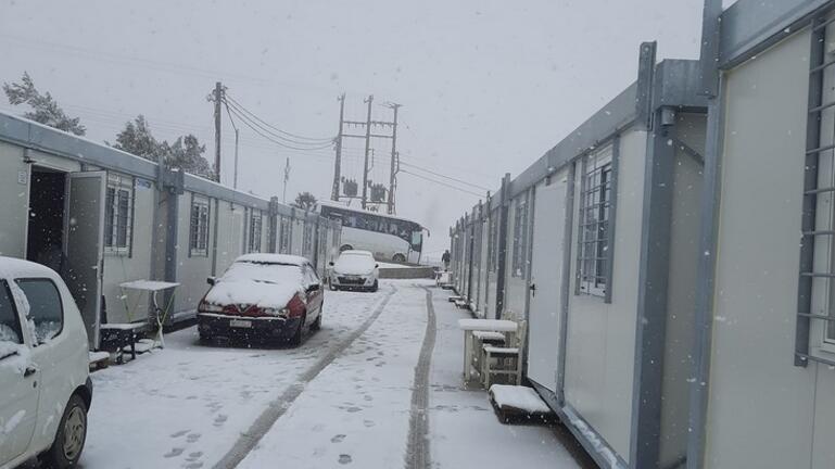 Χιονίζει στο Αρκαλοχώρι: Δεν λειτουργούν τα κλιματιστικά στα κοντέινερ των σεισμόπληκτων