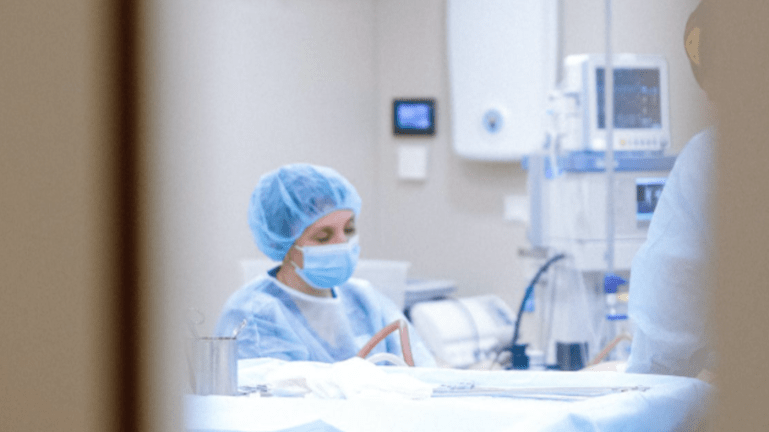 Αυξήθηκαν οι νοσηλείες ασθενών με Covid στις ΜΕΘ - Τρεις νέοι θάνατοι