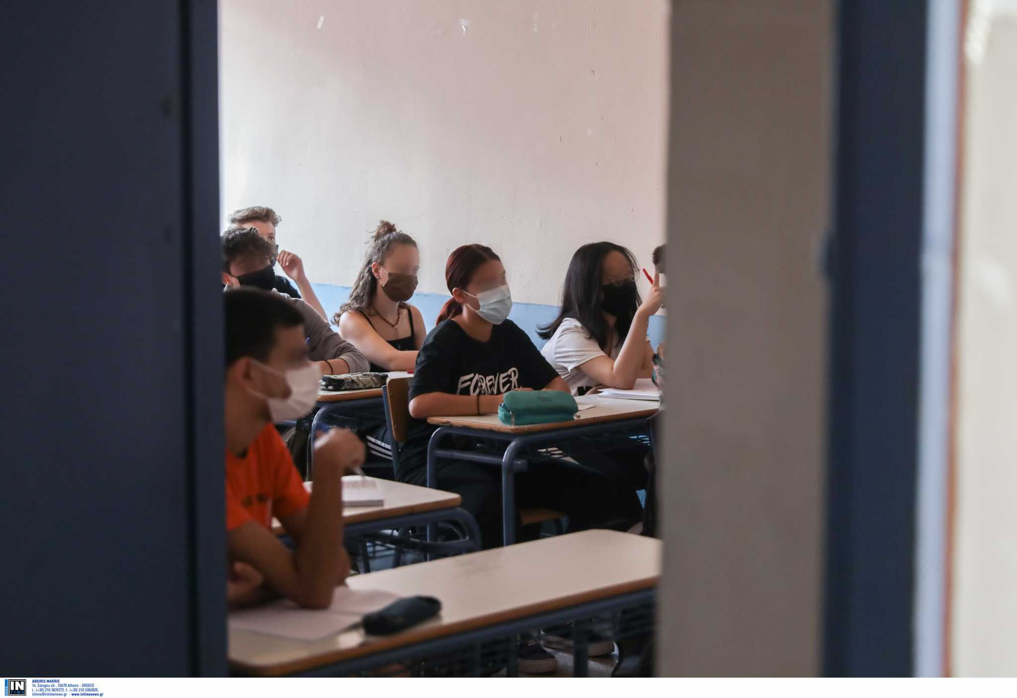 Σχολεία: Επιμένουν οι επιστήμονες για παράταση μιας εβδομάδας – «Μπορεί να καταρρεύσει το εκπαιδευτικό σύστημα»