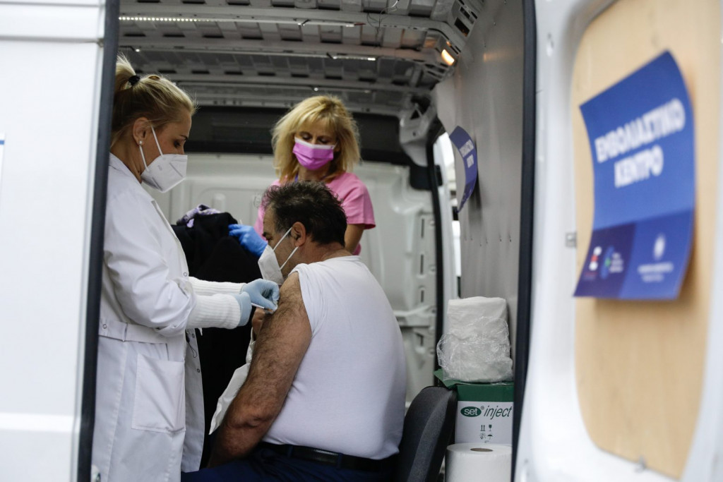 Κοροναϊός: Τέλος από σήμερα το πρόστιμο των 100 ευρώ για τους ανεμβολίαστους άνω των 60 ετών