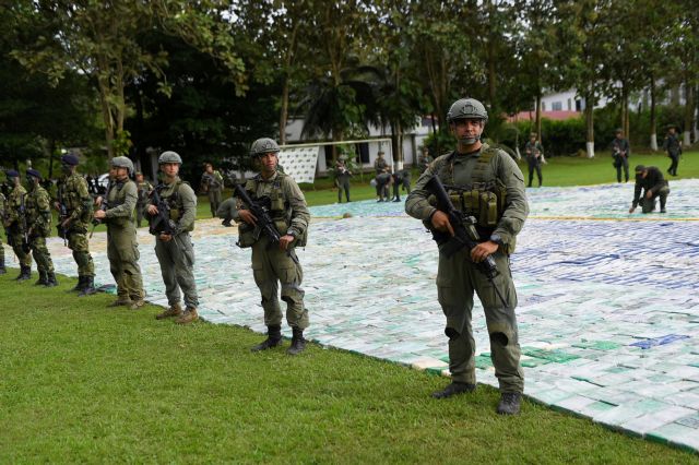 Κολομβία: 120 στρατιωτικοί περικυκλωμένοι από καλλιεργητές κόκας
