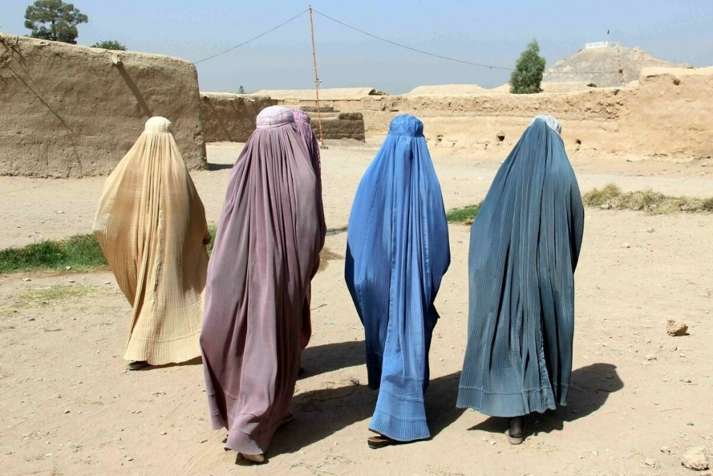 Αφγανιστάν: Ο ανώτατος ηγέτης των Ταλιμπάν ζήτησε από τις γυναίκες να φορούν μπούρκα δημοσίως