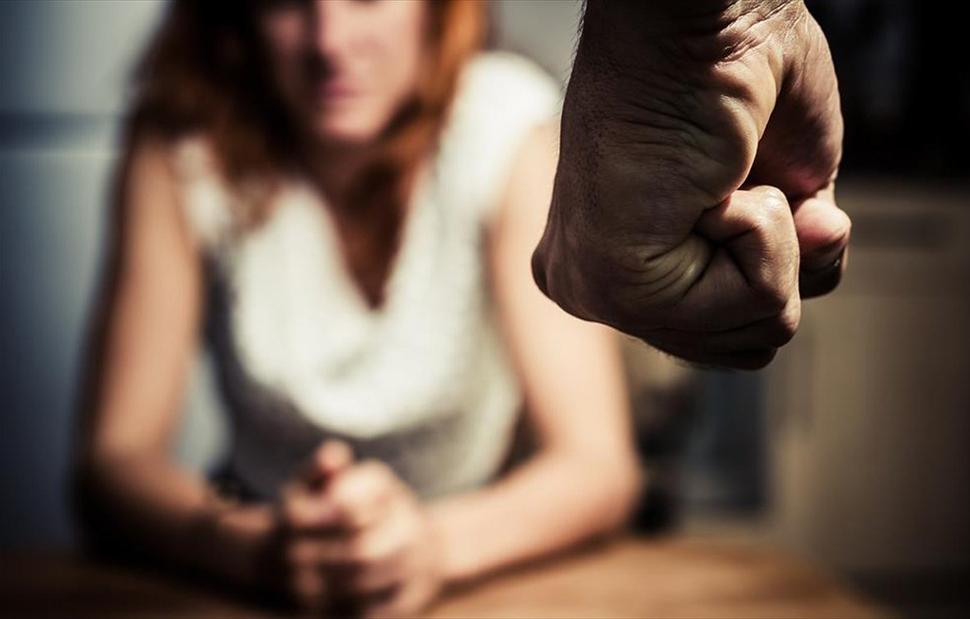 Αγία Παρασκευή: Μεθυσμένος κρατούσε τη γυναίκα του στο σπίτι και την απειλούσε με μαχαίρι
