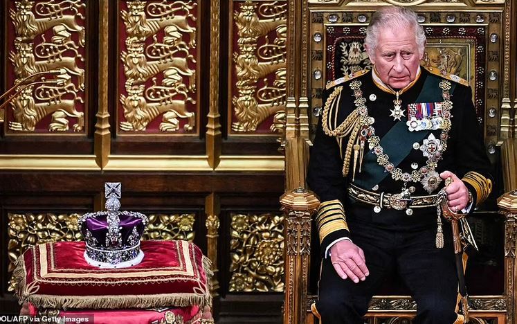 Ιστορική στιγμή: Ο Κάρολος εκφώνησε ομιλία αντί της Ελισάβετ στο βρετανικό κοινοβούλιο - Προετοιμασία για το θρόνο;