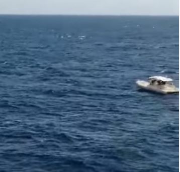 Σαρωνικός: Η στιγμή που πλοίο εντοπίζει σκάφος σε κίνδυνο – Η διάσωση των τριών επιβατών