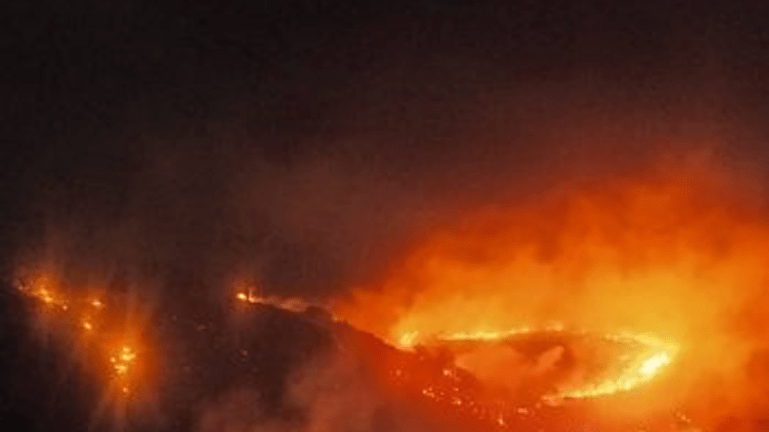 Ολονύχτια μάχη με τις φλόγες έδιναν οι πυροσβέστες- παραμένουν δυνάμεις στην περιοχή