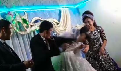 Ουζμπεκιστάν: Γαμπρός χτυπά νύφη στο κεφάλι γιατί τον νίκησε σε ένα παιχνίδι