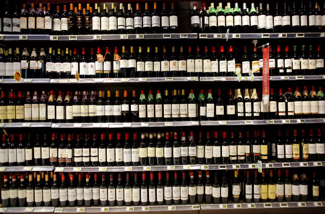 «Πελάτης» σούπερ μάρκετ χτύπησε 19 φορές – Προτιμούσε να κλέβει ποτά
