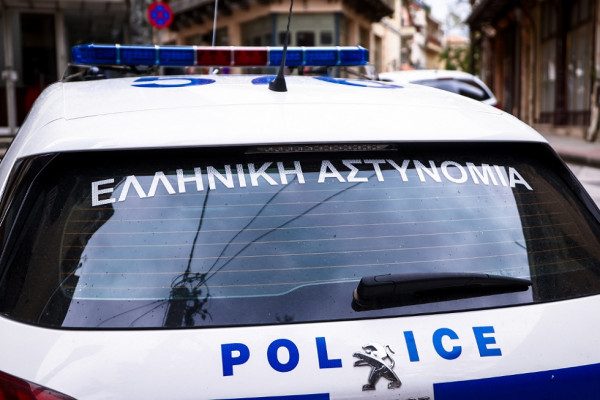 Κρήτη: Άφησε το μωρό στο αυτοκίνητο και πήγε για… μπάνιο – Τον συνέλαβε η Αστυνομία