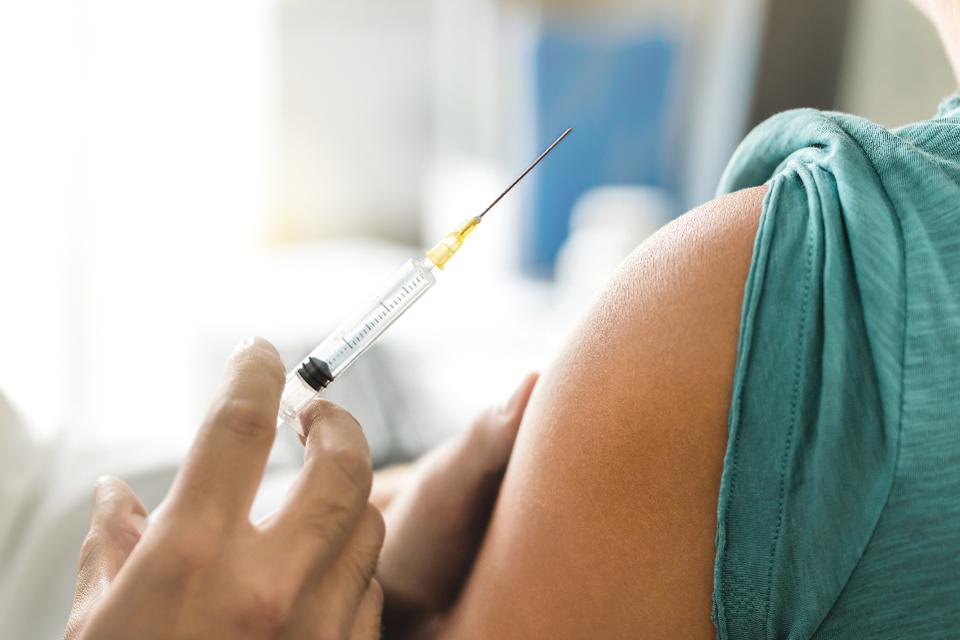 Ποιο εμβόλιο να επιλέξετε ανάλογα με τον μήνα που νοσήσατε – Τι απαντά ο Μαγιορκίνης Έχει νόημα να επιλέξετε ανάμεσα στα εμβόλια Όμικρον 1-2 και Όμικρον 3-4;