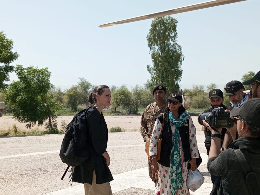 Αντζελίνα Τζολί: Στο κατεστραμμένο από τις πλημμύρες Πακιστάν η ηθοποιός