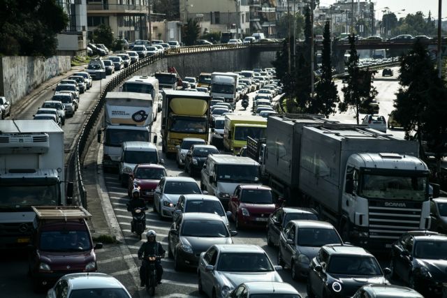 Κίνηση στους δρόμους: Σύγκρουση αυτοκινήτου με νταλίκα στον Κηφισό – Ουρές χιλιομέτρων στο ρεύμα ανόδου