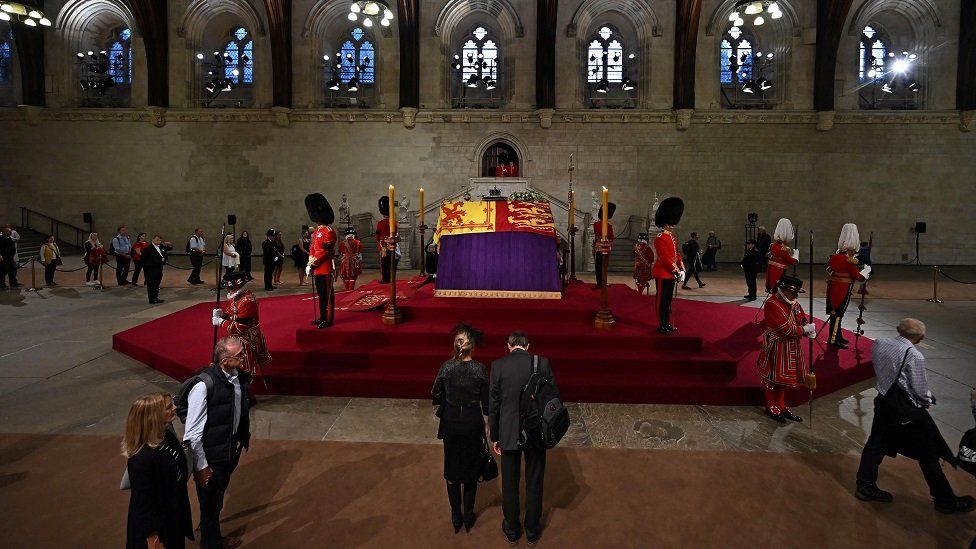 Βασίλισσα Ελισάβετ: Η Κατερίνα Σακελλαροπούλου θα πάει στην κηδεία της