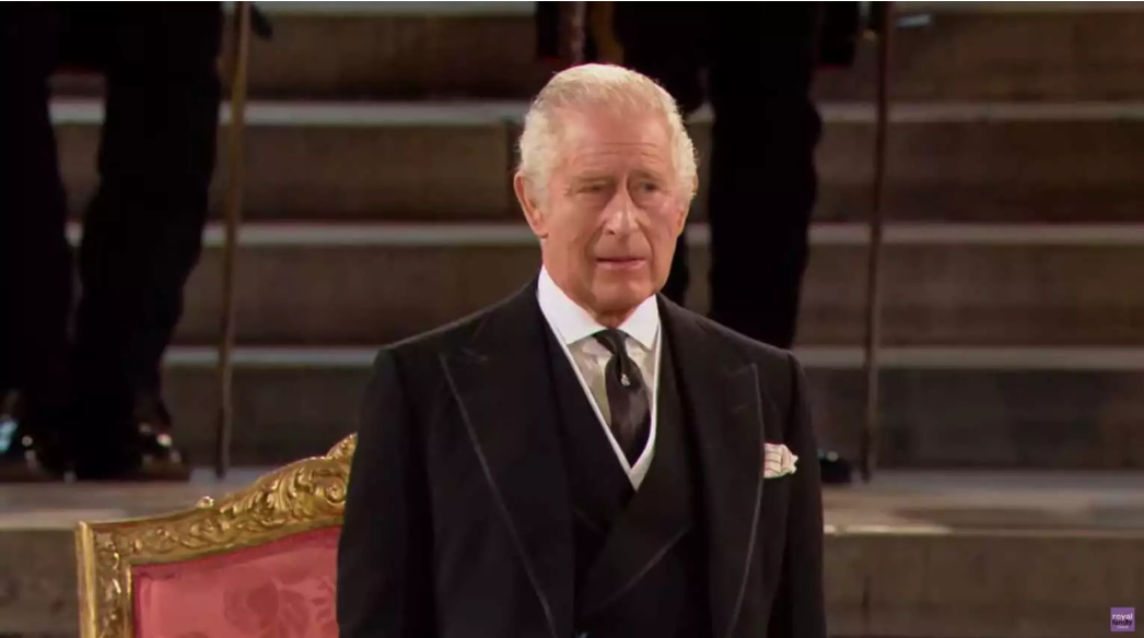 Βασιλιάς Κάρολος: Η συγκίνησή του στο Westminster Hall – Προσπαθεί να συγκρατήσει τα δάκρυά του