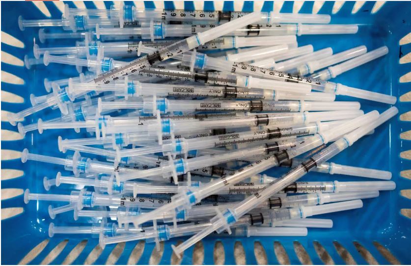 Επικαιροποιημένο εμβόλιο: Συστήνεται ο εμβολιασμός σε συγκεκριμένες ομάδες – Τι αποφάσισε η επιτροπή – Πίνακες