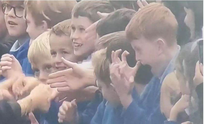 Βασιλιάς Κάρολος: Μικροί μαθητές έπαθαν παροξυσμό όταν τους χαιρέτησε